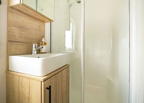 Bathroom - Standard 3 Bed (Pet) (Great Yarmouth)