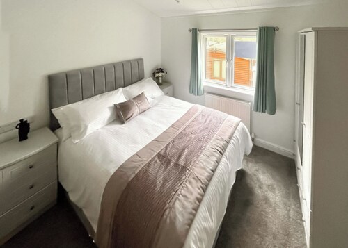 New to hire for the 2025 season is this beautiful Lakeland lodge.