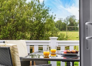 Outdoor dining - The Luxury 3 Bed is a quality sleeps 8 holiday Home with contemporary features. (Great Yarmouth)