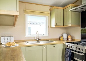 Fridge, oven, stovetop, toaster - The Luxury 3 Bed is a quality sleeps 8 holiday Home with contemporary features. (Great Yarmouth)