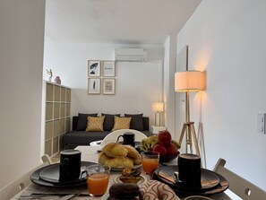 Mikrowelle, Wasserkocher mit Kaffee-/Teezubehör