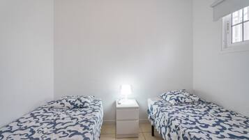Een strijkplank/strijkijzer, wifi, beddengoed
