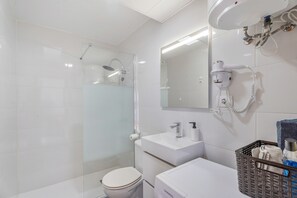 Shower, hair dryer, towels - Vacation Home 'My Little Bungalow 48' with Mountain View, Wi-Fi and Air Conditioning (Palm-Mar)