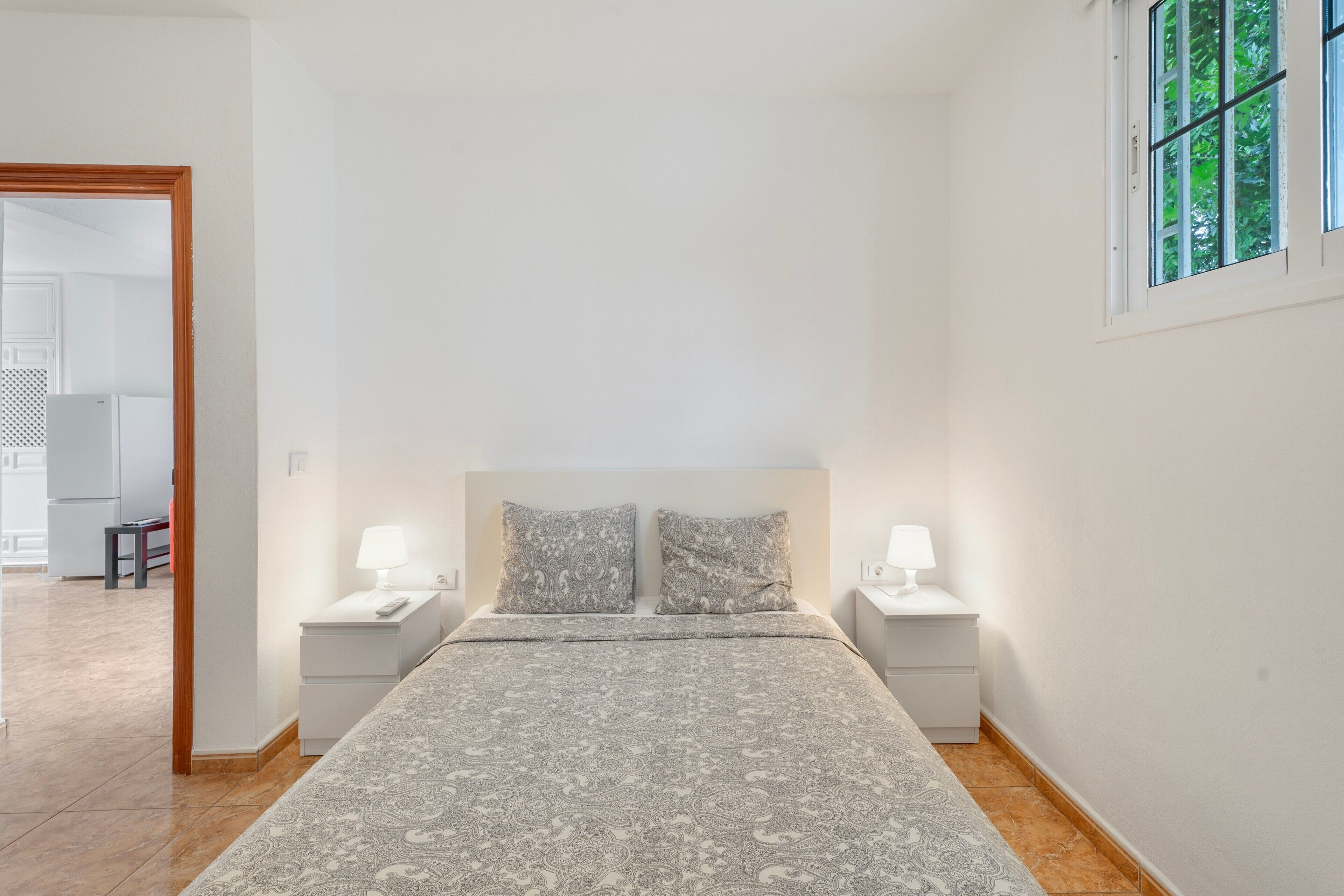 Tabla de planchar con plancha, wifi y ropa de cama 