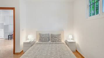 Tabla de planchar con plancha, wifi y ropa de cama
