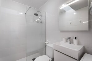 Shower, hair dryer, towels - Vacation Home 'My Little Bungalow 48' with Mountain View, Wi-Fi and Air Conditioning (Palm-Mar)