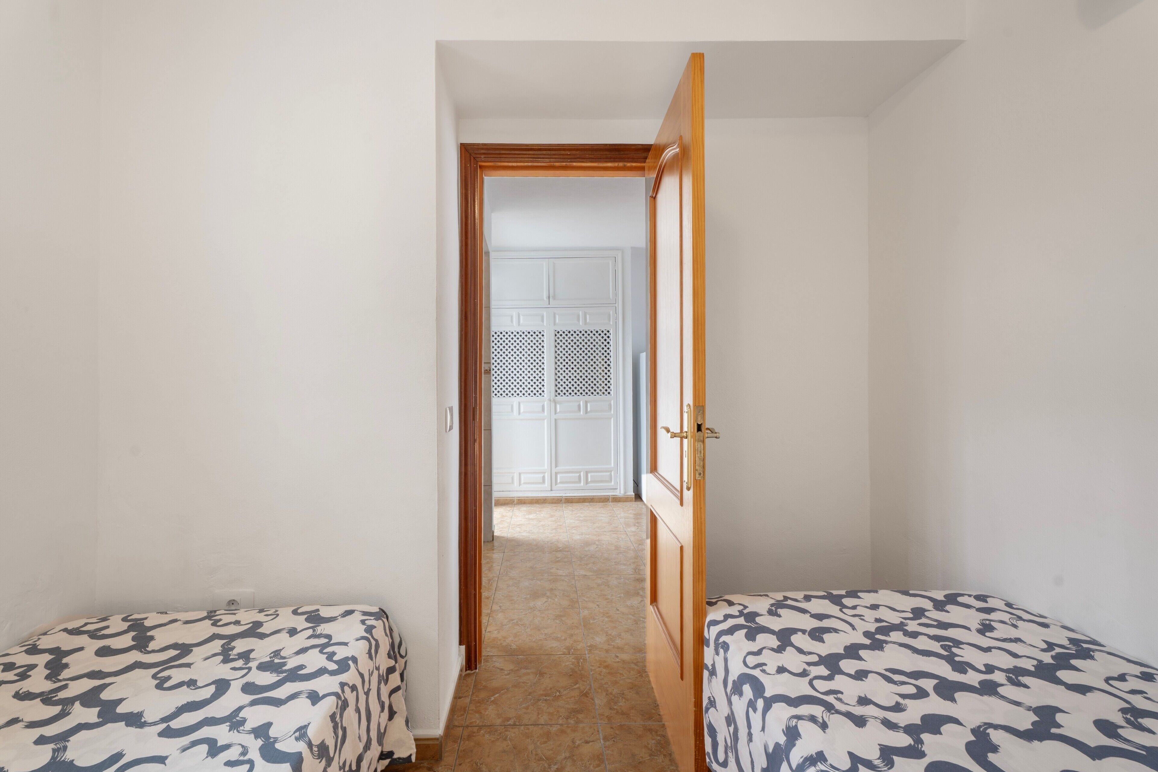 Tabla de planchar con plancha, wifi, ropa de cama