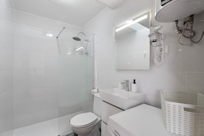 Een douche, een haardroger, handdoeken
