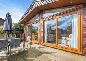 Outdoor dining - Superior Lodge 4 (Pet) (Albury, Guildford)