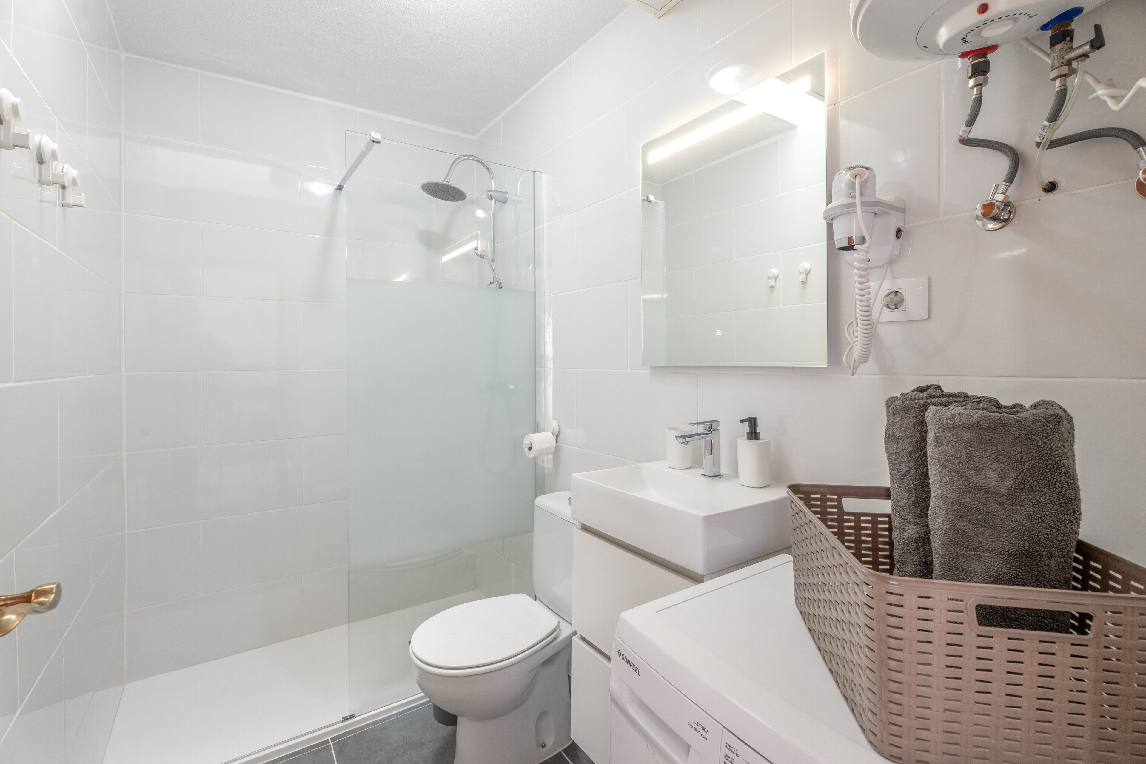 Een douche, een haardroger, handdoeken