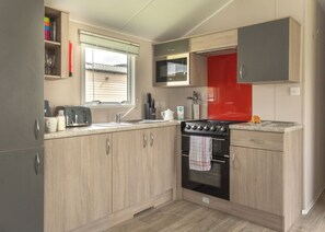 Fridge, oven, stovetop, toaster - Standard 3 Bed (Pet) (Mawgan Porth, Nr Newquay)