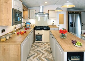 Fridge, oven, stovetop, toaster - 3 bedroom accommodation in Padstow (Padstow)