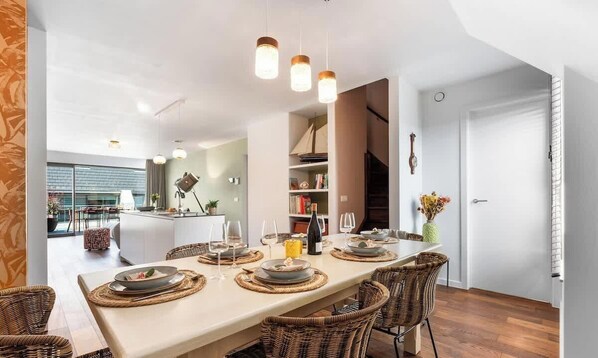Dining - Orka Oostende - spacious duplex in a prime location near the sea (Oostende)