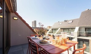Outdoor dining - Orka Oostende - spacious duplex in a prime location near the sea (Oostende)