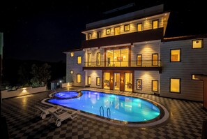 حمام سباحة