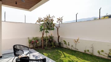 Deluxe driepersoonskamer, uitzicht op rivier | Terras