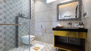 Habitación triple Deluxe, vistas al río | Baño