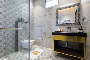 Habitación triple Deluxe, vista al río | Baño