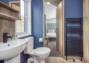 Bathroom - Signature Lodge 2 Bedroom Hot Tub (Anstruther)