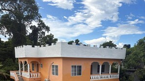 Ein mehrstöckiges Gebäude mit Balkon und Treppe.