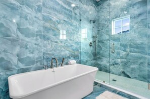Bathroom - Brand New Built 2025 - Beachfront, elevator, 6 bedrooms elevated pool, hot tub (St. George Island)