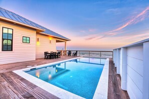 A heated pool - BRAND NEW, Elevated Pool, Beach Front, Hot Tub, and Elevator - Dune Alright (St. George Island)