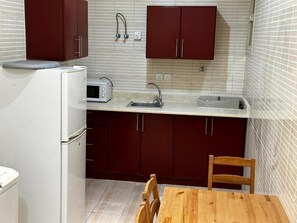 Refrigerador con freezer, microondas, horno, placa de cocina