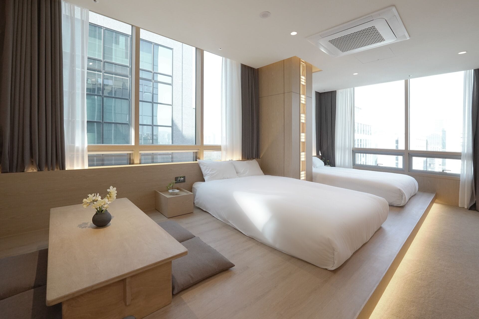 Suite Premier, vista città | Tende oscuranti, ferro/asse da stiro, Wi-Fi gratuito, lenzuola
