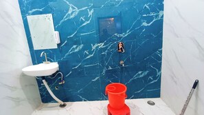 Douche, articles de toilette gratuits, serviettes fournies, savon