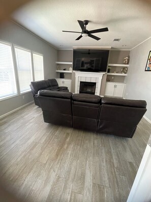 Living area - Perfect 3-bedroom mobile home in nature paradise (Okeechobee)