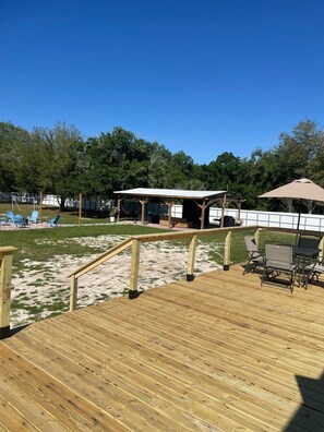 Outdoor dining - Perfect 3-bedroom mobile home in nature paradise (Okeechobee)