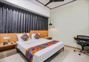 Deluxe Double Room | Free WiFi - Hotel Saarthi Inn Surat (Surat)