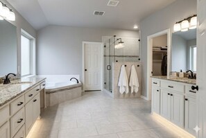 Shower, jetted bath, hair dryer, towels - Large Dallas Area Rental - 4,000 Sq Ft Home for World Cup 2026 (Allen)