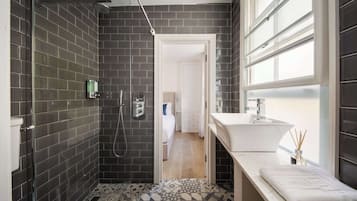 Douche, sèche-cheveux, serviettes fournies, shampoing