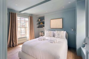 Desk, iron/ironing board, WiFi, bed sheets - 2 Mins Walk to The Ritz, Mayfair House (Greater London)