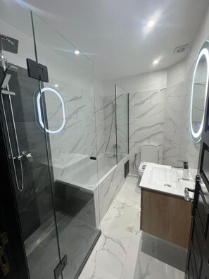 Shower, hair dryer, towels, toilet paper - Riad Alqaria Siyahia (Marrakech)