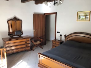 Tabla de planchar con plancha, wifi gratis y ropa de cama 