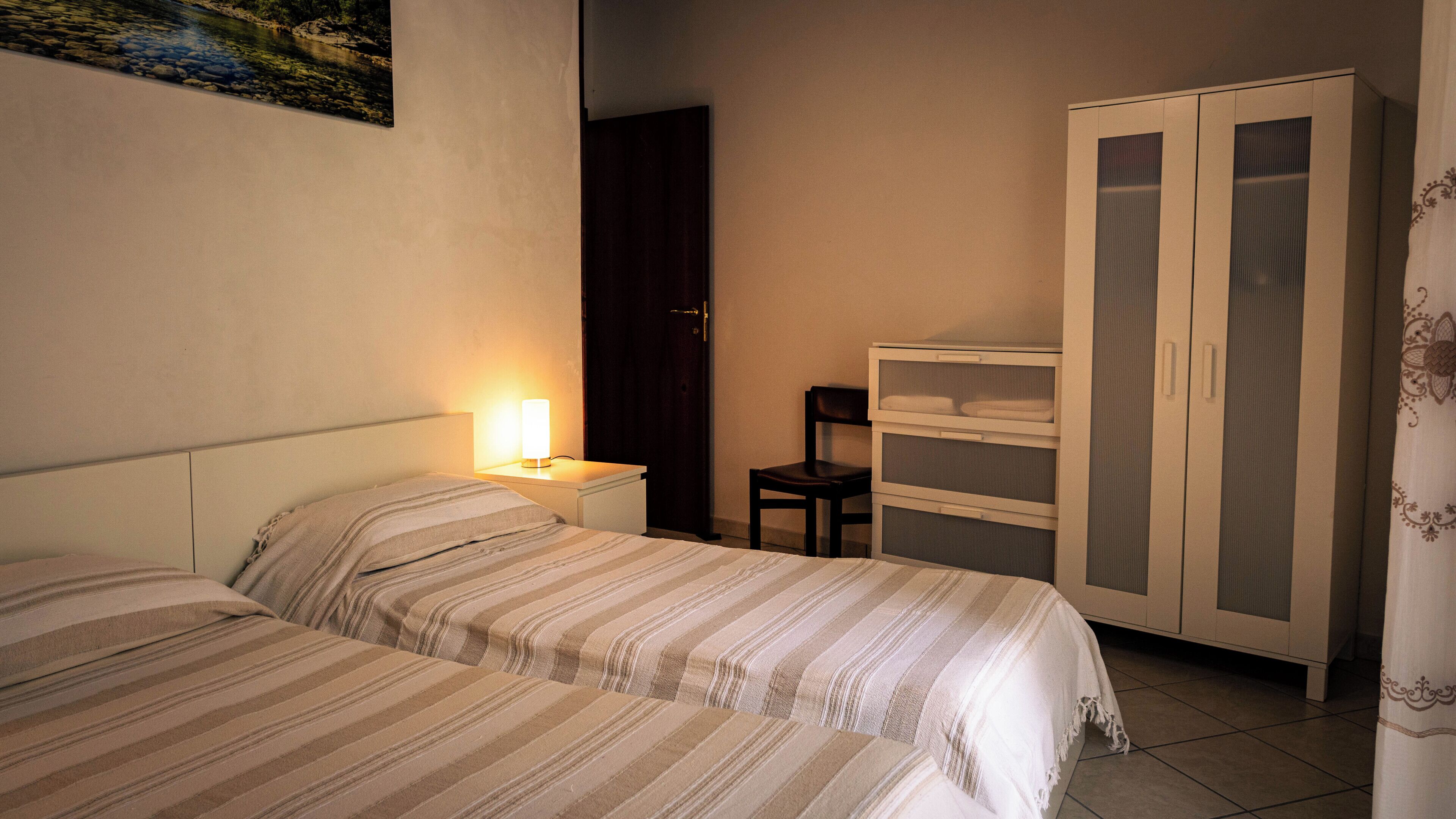Tabla de planchar con plancha, wifi gratis y ropa de cama 