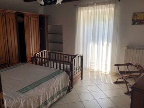 Iron/ironing board, free WiFi, bed sheets