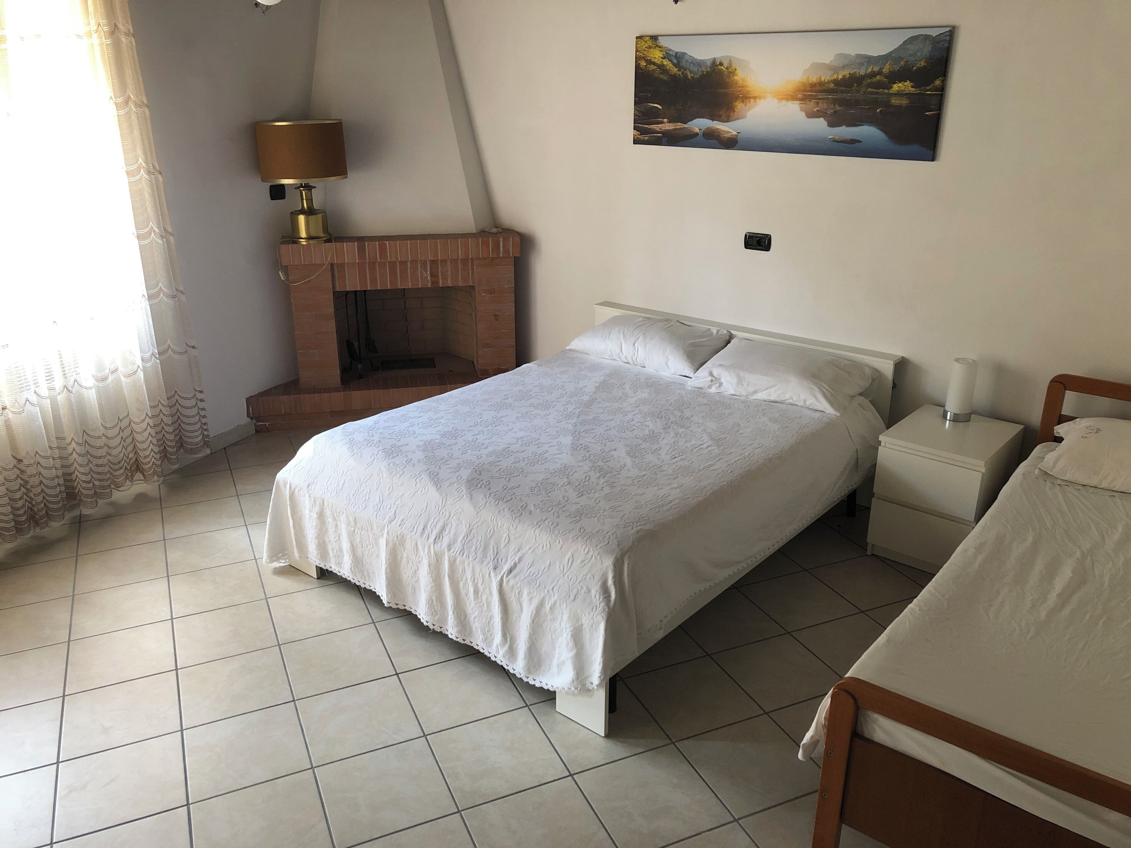 Tabla de planchar con plancha, wifi gratis y ropa de cama 