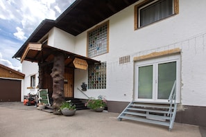 A building with a wooden porch, a sign reading 'Eingang,' and a ladder leading to a door. - Worker Room 2 with Wi-Fi (Todtnau)