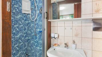 Douche, serviettes fournies