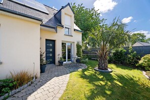 Exterior - Guest Room “Chambre Saint-Samson-sur-Rance” with Private Terrace, Garden & Wi-Fi (Saint-Samson-sur-Rance)