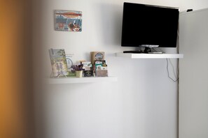 Interior - Guest Room “Chambre Saint-Samson-sur-Rance” with Private Terrace, Garden & Wi-Fi (Saint-Samson-sur-Rance)