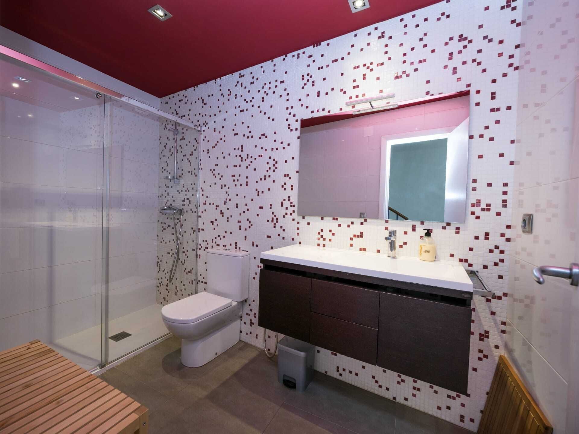 Een douche, handdoeken, zeep, toiletpapier