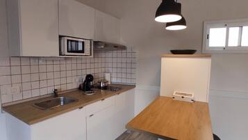 Fridge, microwave, stovetop, coffee/tea maker