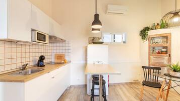 Frigorífico, microondas, placa de cocina y cafetera o tetera