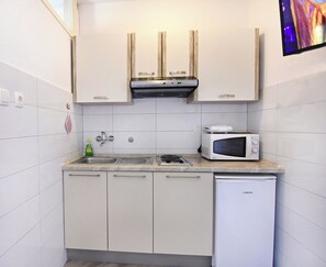 Fridge, microwave, stovetop, toaster - Ground-floor apartment in Umag (Umag)