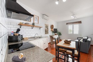Kühlschrank, Mikrowelle, Herdplatte, Wasserkocher mit Kaffee-/Teezubehör