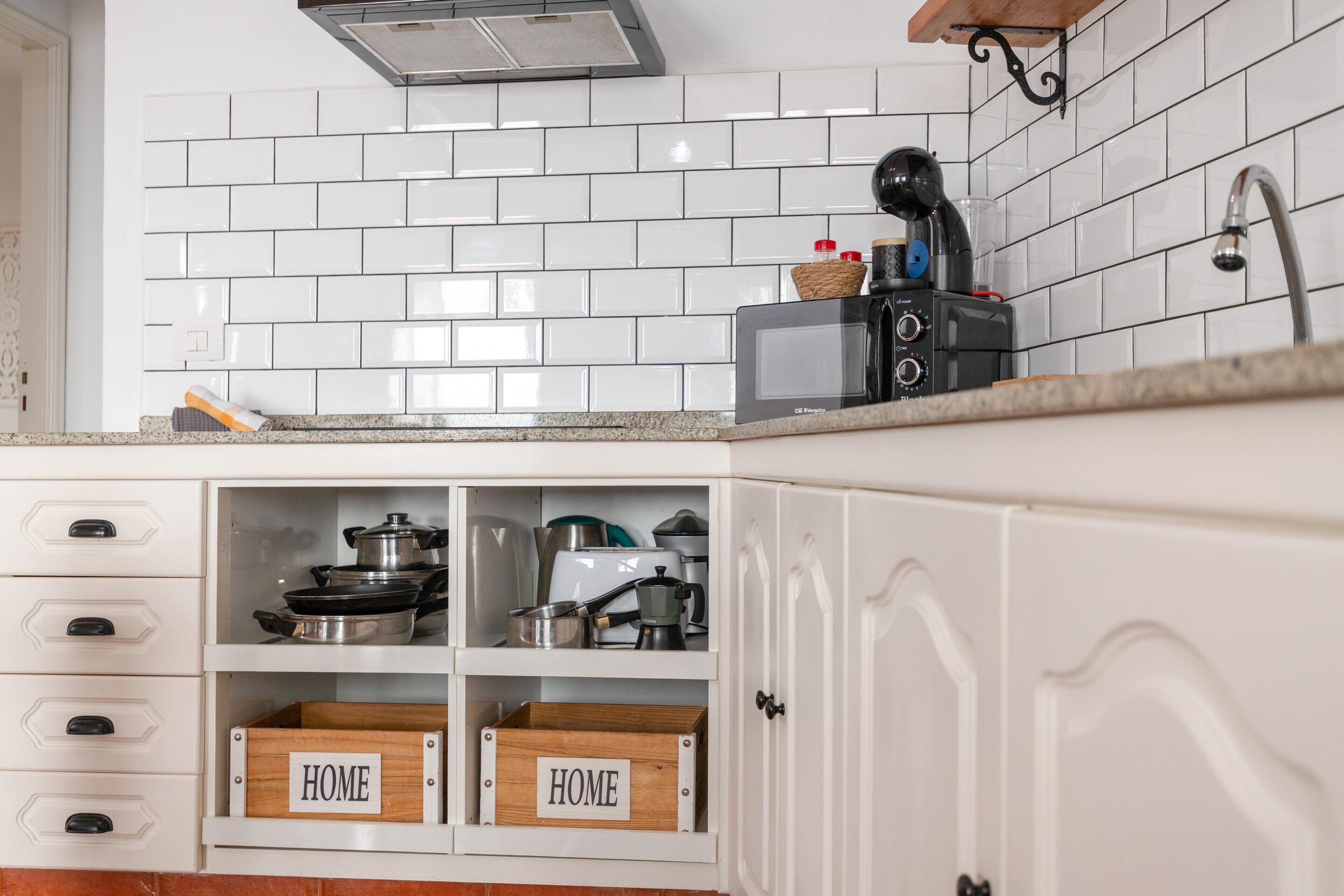 Frigorífico, microondas, placa de cocina y cafetera o tetera